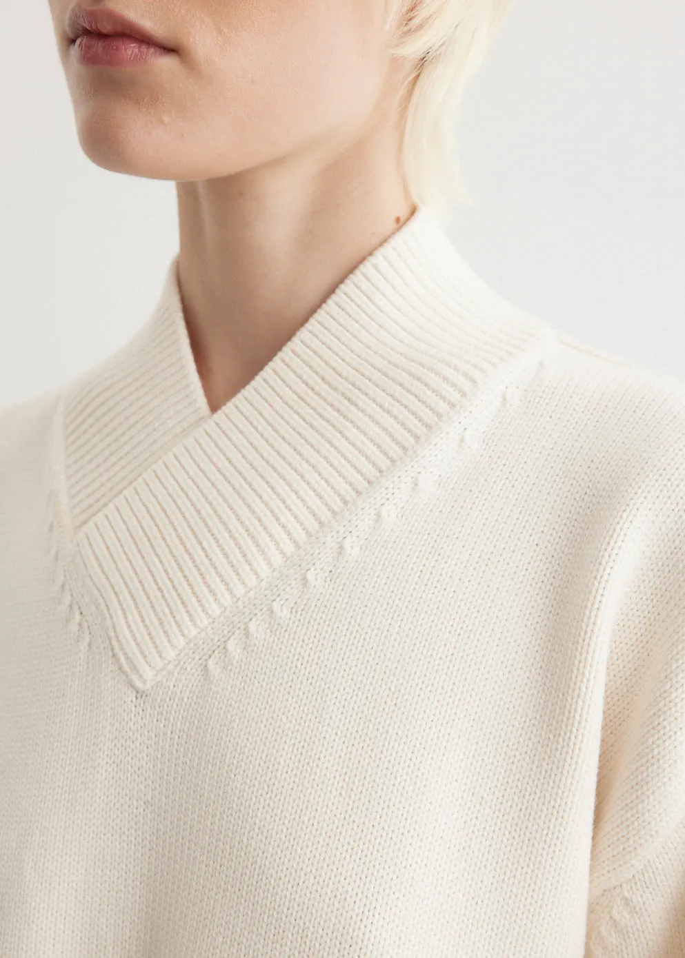 Nohwe 3G Cross-Neck Knit